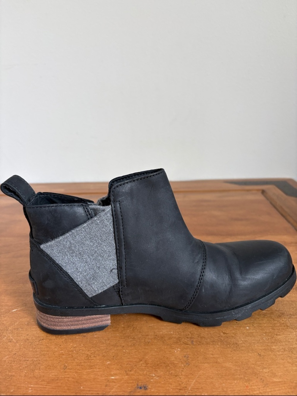 Sorel Emelie Black Chelsea Leather Boots with Gray Elastic Panel Size 7.5 - Picture 7 of 13